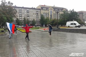 Дождь не мешает новосибирцам праздновать День российского флага