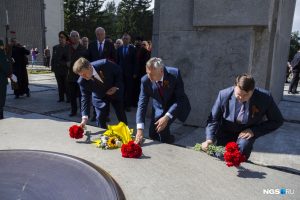 Новосибирцы возложили к Монументу Славы красные гвоздики