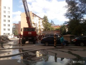 В Новосибирске загорелась крыша «Дома под строкой»
