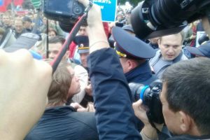 В Новосибирске ОМОН избил дубинками протестующих