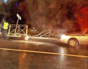 ДТП в Новосибирске: автомобиль снес ограждение, пострадали люди