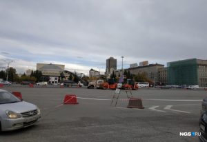 Власти Новосибирска перекрыли парковку на площади Ленина‍