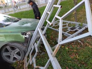 Peugeot протаранил забор на центральной улице Бердска‍