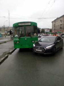 Водитель протаранил троллейбус на площади Маркса и скрылся с места ДТП