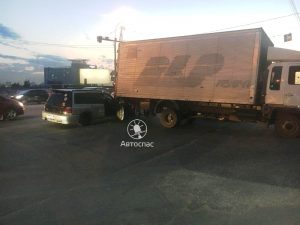 Два грузовика протаранили иномарки в Новосибирске