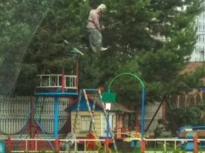 В Новосибирске появилась пугающая детская площадка