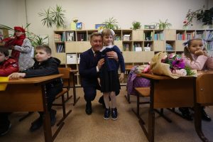 Мэр Локоть отвёл свою внучку в первый класс 1 сентября