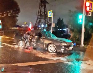 ДТП в Новосибирске: автомобиль снес ограждение, пострадали люди