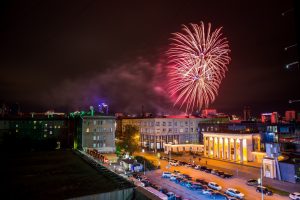 Над Новосибирском прогремел фейерверк в честь парада студенчества‍