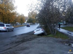 Житель Новосибирска попал в западню на обочине