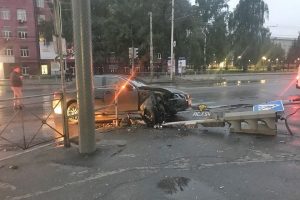ДТП в Новосибирске: Lexus на полной скорости снес светофор возле НГТУ