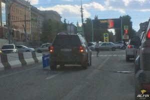 Трос с дорожными знаками рухнул на машину в Новосибирске