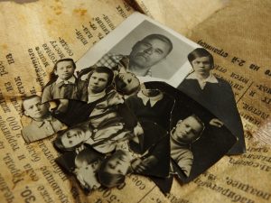 Житель "Шлюза" нашёл в мусорке семейный архив с фронтовыми открытками