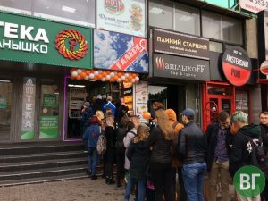"Додо Пицца" за 100 рублей собрала огромную очередь на Красном проспекте