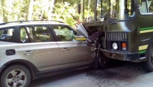 ДТП в Новосибирске: BMW протаранил военный автобус