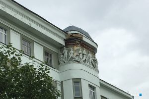 С фасада СГУВТ в центре Новосибирска осыпалась лепнина