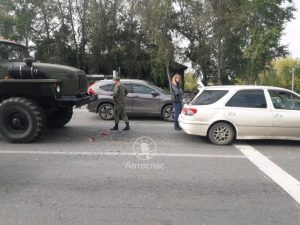 ДТП в Новосибирске: военный «Урал» врезался в Toyota на светофоре