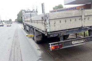 Запаска грузовика повредила «Тойоту» в Новосибирске