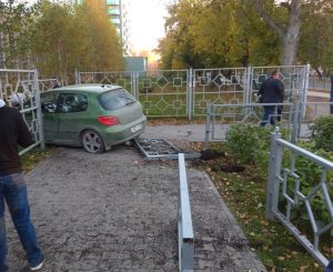 Peugeot протаранил забор на центральной улице Бердска‍