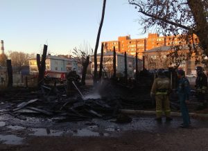 8 старых сараев и гараж подожгли в центре Бердска‍