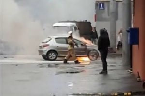 Иномарка «Пежо»‍ вспыхнула на площади Ленина