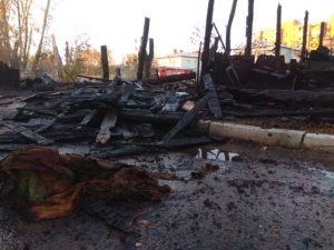 8 старых сараев и гараж подожгли в центре Бердска‍