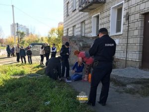 Трехлетний ребенок выпал с восьмого этажа в Новосибирске‍ и погиб