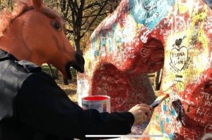 В Первомайском сквере полицейский в костюме коня покрасил сердце в красный цвет