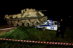 Под Новосибирском танк раздавил полицейскую машину