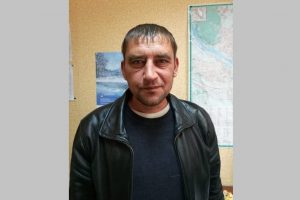 Полиция Новосибирска просит опознать «грабителя с молотком»‍