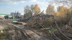 В Красноярске на складе найдены качели, спиленные депутатом