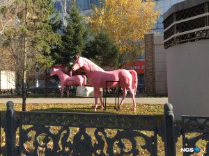 В Новосибирске на Красном проспекте поставили двух розовых коней‍