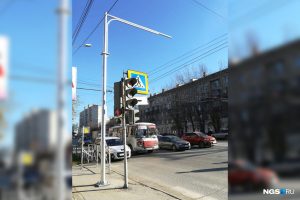 Новый столб на Титова закрыл мамам с колясками выход на пешеходный переход‍