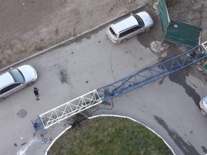 В Новосибирске строительный кран рухнул во двор с машинами‍