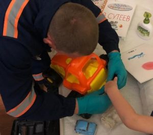 Спасатели МАСС вытащили палец ребёнка из трактора в Новосибирске‍