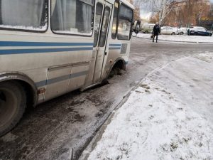 Бердск: автобус провалился в яму в центре города