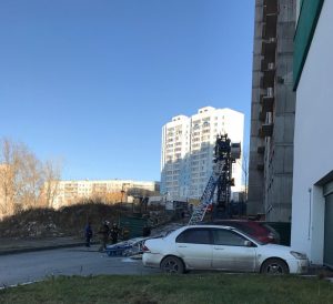 В Новосибирске строительный кран рухнул во двор с машинами‍