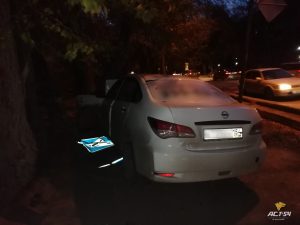 В Новосибирске таксист врезался в дерево‍ и дорожный знак