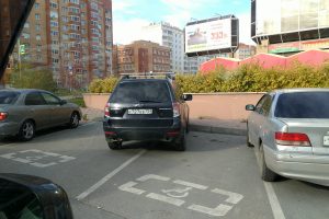 «Я паркуюсь как чудак»: новосибирцы заметили Lexus у инвалидного знака