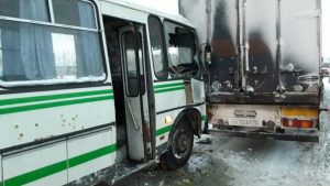 ДТП в Новосибирской области: автобус с пассажирами врезался в фуру