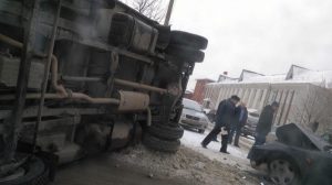 ДТП в центре Новосибирска: грузовик упал на бок после аварии с легковушкой