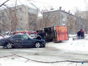 ДТП в центре Новосибирска: грузовик упал на бок после аварии с легковушкой