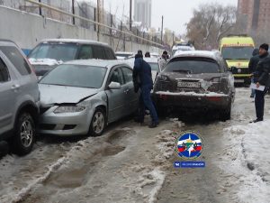 Житель Новосибирска протаранил 5 авто, убегая от дьявола‍