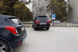 «Я паркуюсь как чудак»: новосибирцы заметили Lexus у инвалидного знака