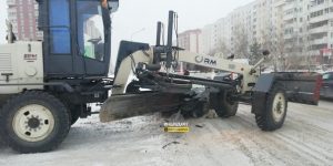 ДТП в Новосибирске: грейдер смял легковушку, выезжая с заправки