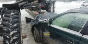 ДТП в Новосибирске: грейдер смял легковушку, выезжая с заправки