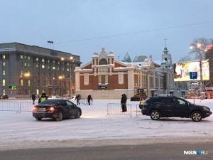 Власти Новосибирска закрыли парковку на площади Ленина