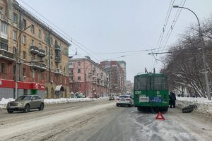 Новосибирский троллейбус № 22 потерял колесо на ходу