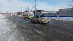 В Новосибирске на «Родниках» дорогу затопило водой