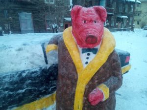В Новосибирске появилась огромная свинья в шубе и с «Мерседесом»